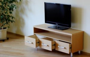 Come fissare una TV su un supporto 